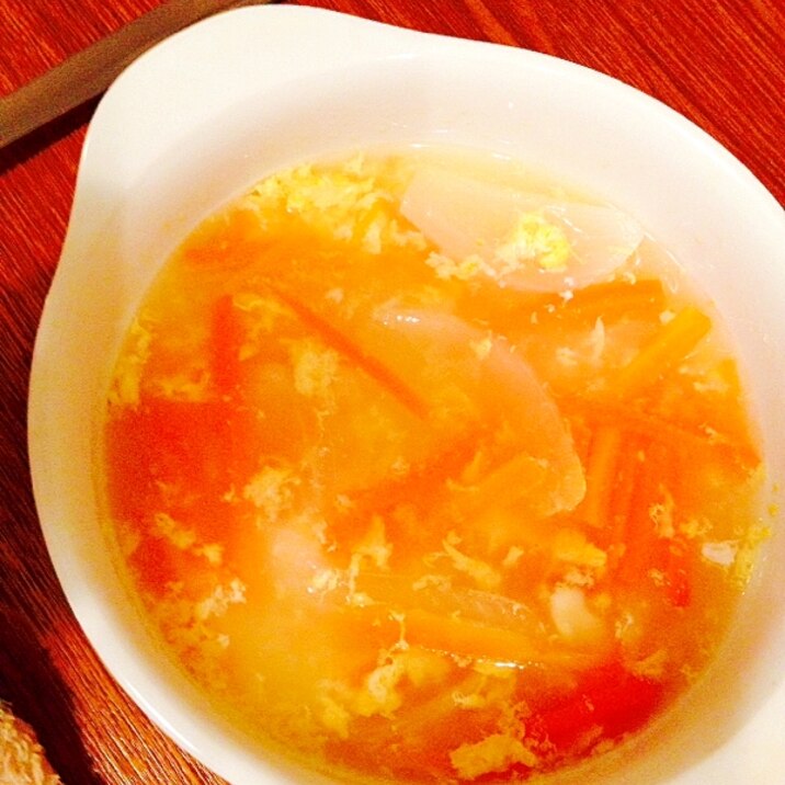 味付けシンプルな人参と玉ねぎと卵のスープ